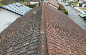Nettoyage toiture avec traitement anti-mousse et résine colorée travaux réalisés sur la commune de Thaon-les-Vosges 